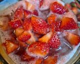 Foto del paso 4 de la receta Zumo de fresas con agua de hibisco