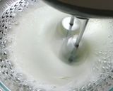 Gambar langkah 1 resipi Meringue Kisses.