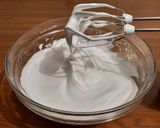 Foto del passaggio 8 della ricetta Semisfere con mousse al mascarpone e gelèe di fragole