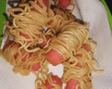 Foto langkah ke 4 dari resep Mie gulung sosis.
