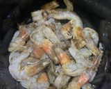 Foto langkah ke 1 dari resep Udang goreng mentega ala resto seafood halal.