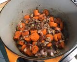 Une image de l'étape 10 de Rôti de cerf mariné, lard et carottes.