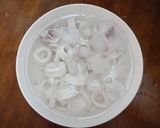 Hình bước làm 1 của món Mực xào sốt xí muội