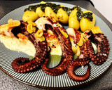 Foto del paso 8 de la receta: Pulpo a la parrilla, base de brandada de bacalao y patatas con aceite de cilantro (ahumado) 🤤🤤
