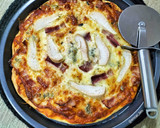 Foto del paso 8 de la receta: Pizza trufada de bacon, pera y gorgonzola