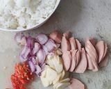 Foto langkah ke 1 dari resep Nasi Goreng Sosis (bumbu iris).