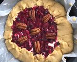 Une image de l'étape 8 de Tarte rustique aux fruits rouges, noix et crème fraîche.
