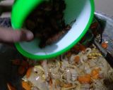 Foto langkah ke 4 dari resep Kwetiau Goreng Cumi.