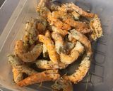 Une image de l'étape 4 de Crevettes sauvages aux poivrons, champignons et épices.