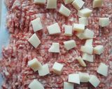 Sajttal töltött fasírtrúd krumplival recept fázis 3 fotója