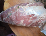 Foto del paso 4 de la receta: Colita rellena con panceta, queso, morrón, aceitunas y huevo