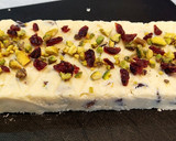 Foto del paso 2 de la receta: Turrón blanco con arándanos rojos y pistachos