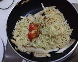 Foto langkah ke 5 dari resep Indomie Goreng Sambel Matah.