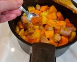Foto del paso 4 de la receta: Salchichas guisadas con patatas y calabaza al tandoori masala