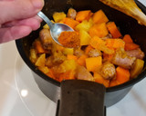 Foto del paso 4 de la receta: Salchichas guisadas con patatas y calabaza al tandoori masala