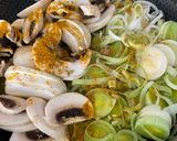Une image de l'étape 2 de One pot orzo/poireau/champignons et crevettes au curry.