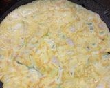 Foto langkah ke 3 dari resep Telur dadar sosis.