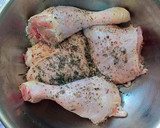 Foto del paso 3 de la receta: Cuartos traseros de pollo asados al horno con patatas nuevas