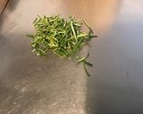 Une image de l'étape 2 de Sauce aux tomates fraîches, ail, oignon, basilic et romarin.