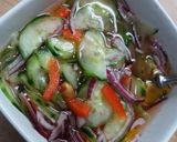 Tejfölös lilahagymás uborkasaláta recept fázis 6 fotója