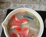 Foto langkah ke 5 dari resep Sop Ikan Kembung Segar (Tidak Amis).
