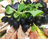 Foto del paso 2 de la receta: Ensalada de rúcula y canónigos, con foie, queso fresco y aguacate