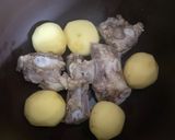 Hình bước làm 1 của món Suờn Heo Nấu Khoai Tây Đậu