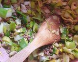 A picture of step 3 of Kurrat (leek stew).
