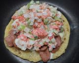 Foto del paso 5 de la receta: Arepa🫓rellena de queso🧀salchicha🌭y ensalada🍅🧅🥕