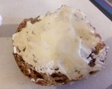 Foto del paso 2 de la receta: Desayuno saludable: tostadas integrales kiwi miel y queso crema