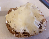 Foto del paso 2 de la receta: Desayuno saludable: tostadas integrales kiwi miel y queso crema