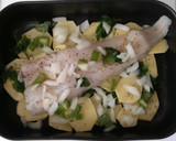 Foto del paso 3 de la receta: Merluza con patatas al horno