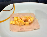 Foto del paso 3 de la receta: Canutillos de pechuga de pavo con langostinos y piña