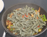 Foto del paso 2 de la receta: Pasta con espirulina vegetariana
