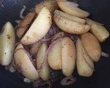 Foto del paso 2 de la receta: Papas doradas al merkén