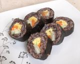 Hình bước làm 4 của món Kimbap Gạo Lứt
