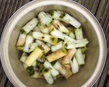 A picture of step 4 of 8 litres juice from 28 litres bucket full of apples.