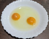 Foto del paso 2 de la receta: Tortilla francesa jugosa de cebolleta, queso y atún