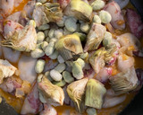 Foto del paso 2 de la receta: Arroz facilísimo de chipirones con habitas y alcachofas