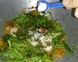 Foto langkah ke 7 dari resep Tumis mie kangkung.