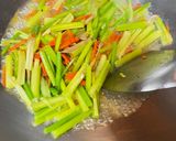 芹魷獨鐘-芹菜炒魷魚的食譜步驟5照片