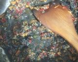 Foto del paso 4 de la receta: Calamares de potera en salsa de verduras y tinta con arroz blanco y escamas de naranja