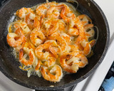Foto del paso 3 de la receta: Camarones al ajillo acompañado de yuca