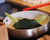 Foto langkah ke 4 dari resep Soto Ayam Favorit Anak dan Keluarga: Rebus Ayam CUKUP 2 MENIT SAJA!.