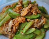 รูปขั้นตอนการทำที่ 3 ของ ไข่ผัดแตง🥚🍳🥒
