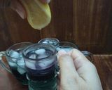 Foto langkah ke 6 dari resep Butterfly Pea & Lemon Iced Tea.