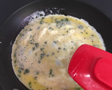 Foto del paso 1 de la receta: Huevos revueltos con queso y pepinillo