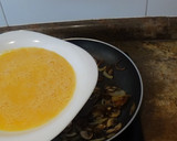 Foto del paso 2 de la receta: Tortilla de cebolla y boletus