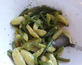 Foto del paso 2 de la receta: Lubina al ajillo con patatas y judías