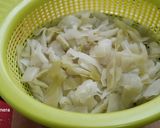 Foto del paso 2 de la receta: Salmón con salsa de limón y alcaparras y repollo rehogado
